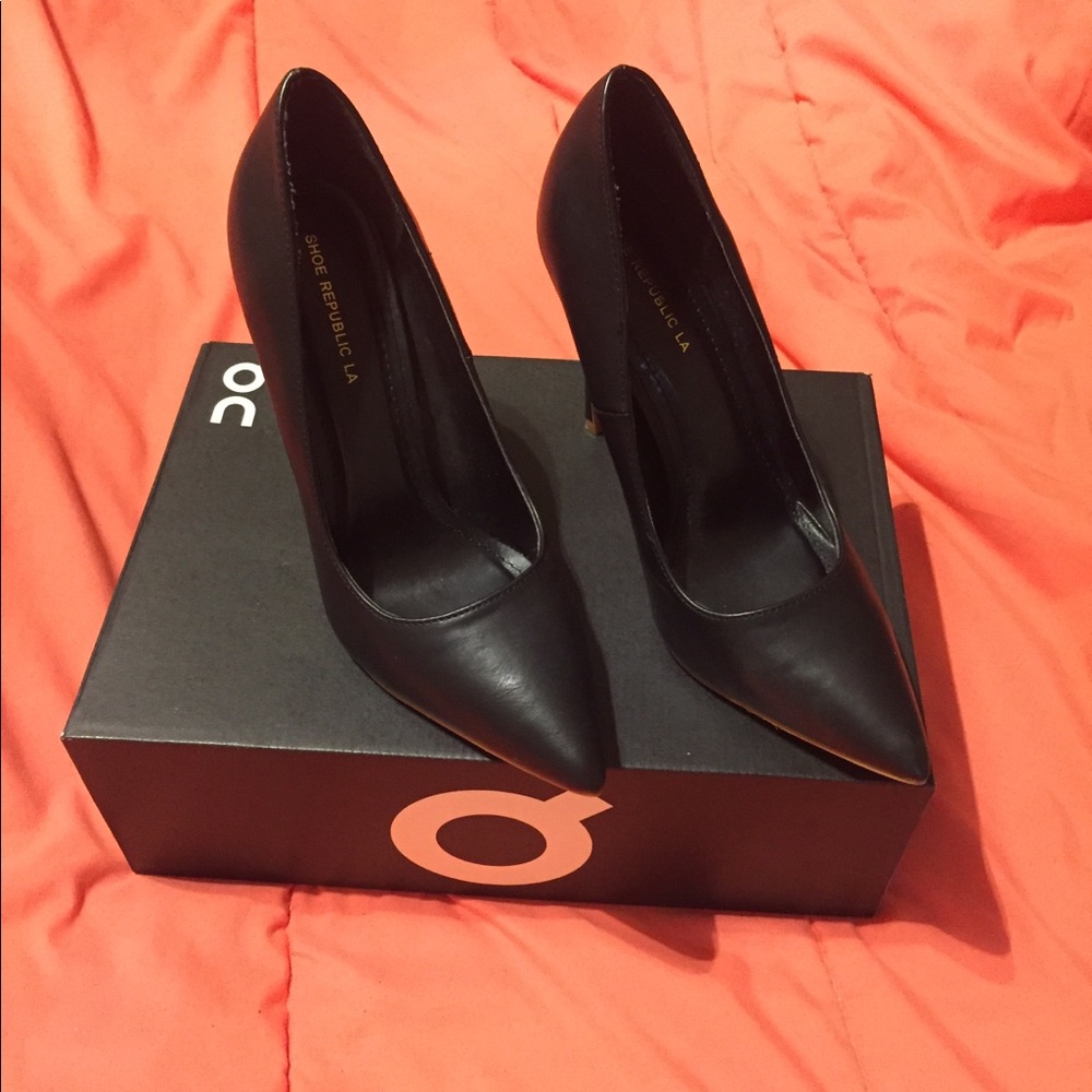 Black Pumps